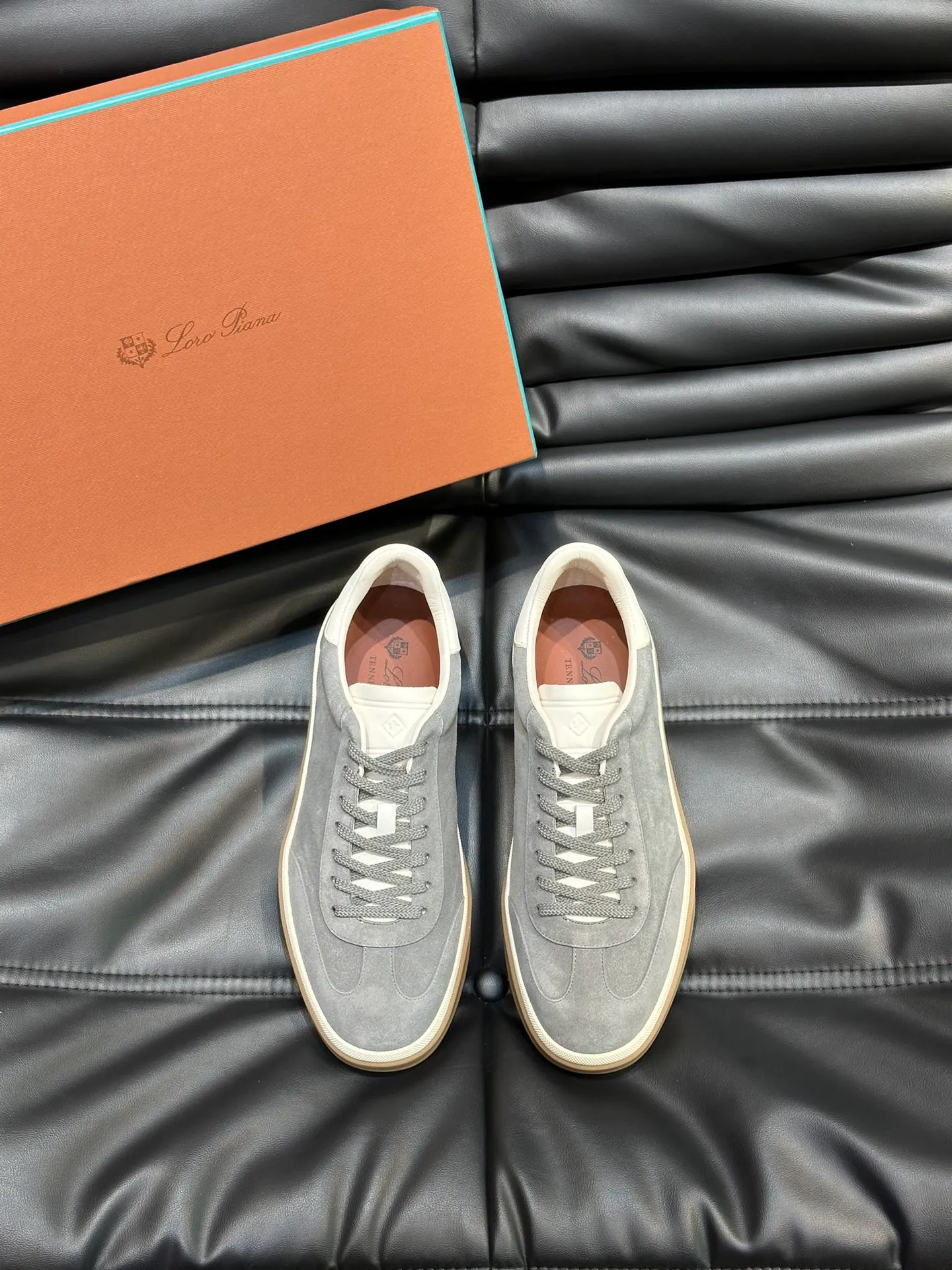 p420 Men's Shoes New 🆕Lp Old Money Style Men's Low-top Casual Tennis Shoes Loro Piana's high-end series has launched sports shoe styles made of soft cowhide. The breathable properties and flexible texture of natural materials make the sneakers both functional and comfortable. The high-quality metal-free tanning and tumble process highlights the natural texture of the leather, while the camel-colored sole and white rubber trim create a double-layer sole effect, making it an everyday shoe that can easily create a lazy and casual style! Size: 39-44 (45, 46 customized